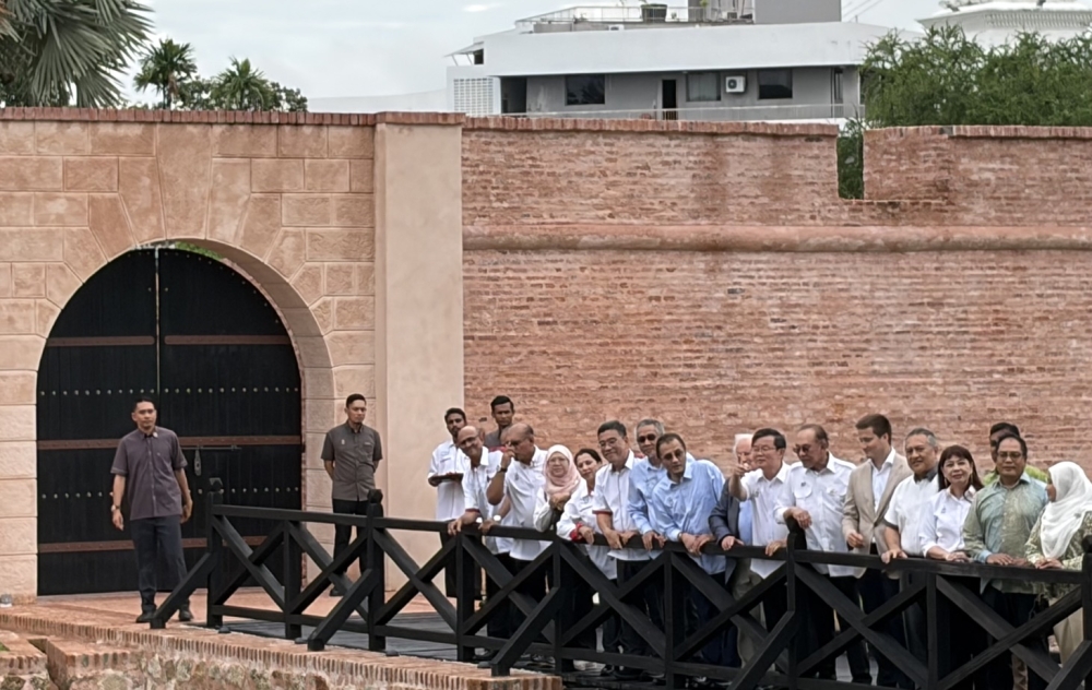 PM Anwar Calls for Reframing of Malaysia's Historical Narrative
