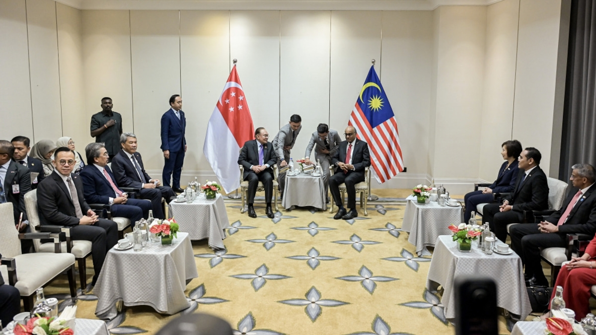 Singapore President Halimah Yacob Meets PM Anwar in Kuala Lumpur, Emphasizes Bilateral Ties