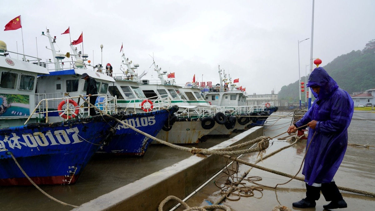 Zhejiang Escalates Typhoon Dolphin Response as Storm Approaches Eastern China