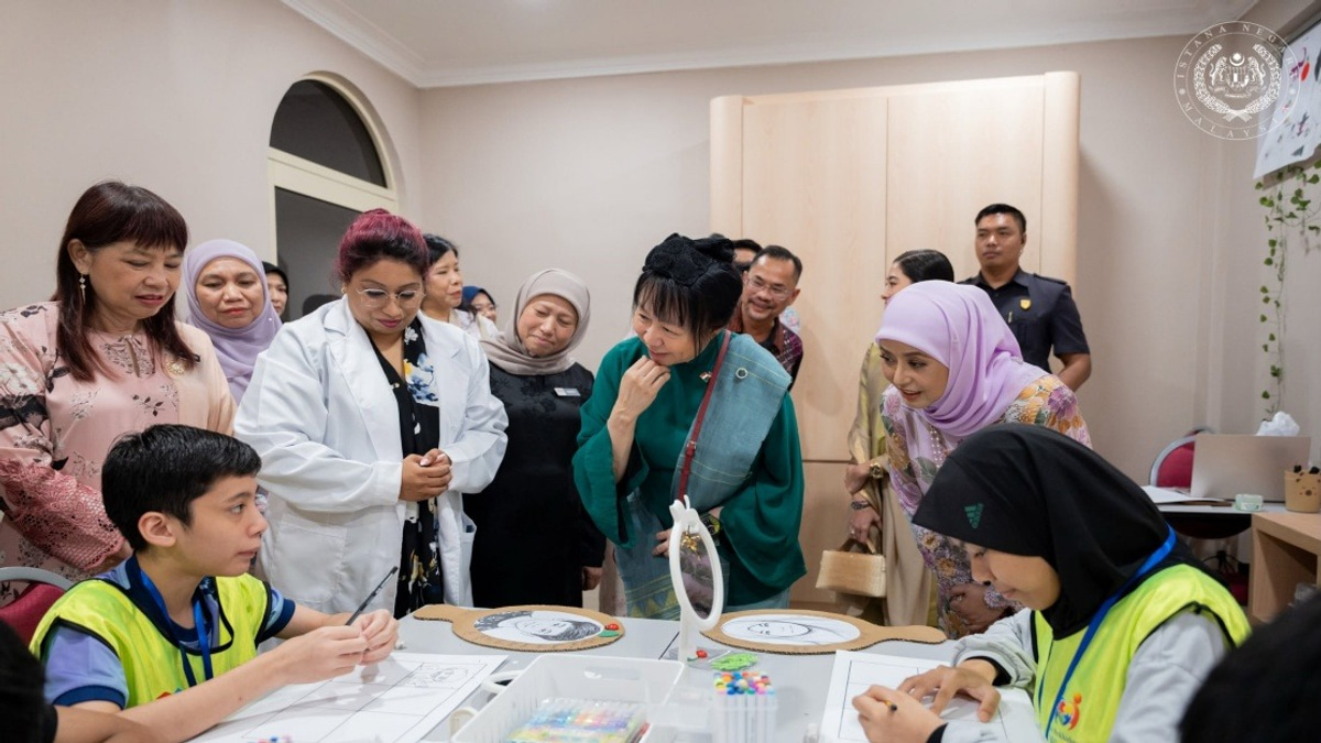 Queen, Singapore First Lady Visit Bangi Autism Centre During State Visit