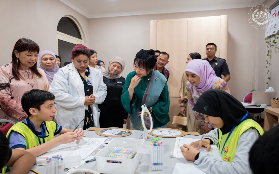 Queen, Singapore First Lady Visit Bangi Autism Centre During State Visit