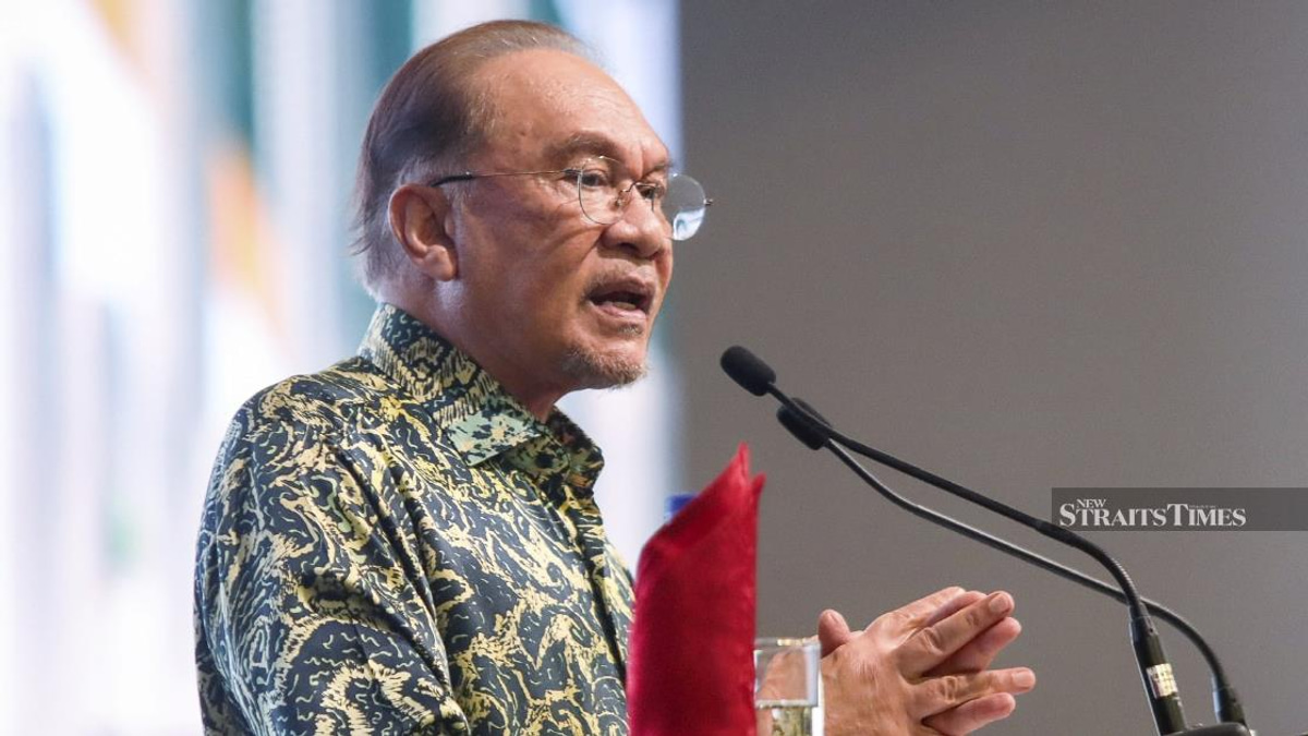 Anwar calls on Malaysian youth to shun divisive narratives and work with government