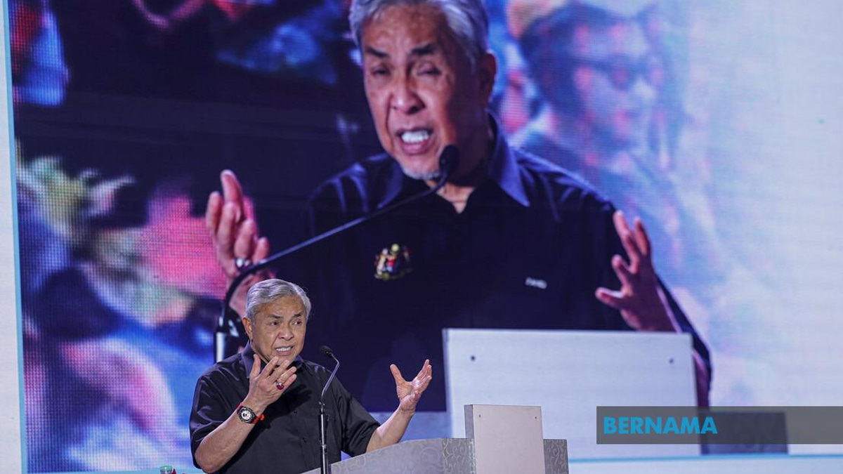 Ahmad Zahid Pushes for Permanent Status of KEMAS Key Staff Amid Welfare Push