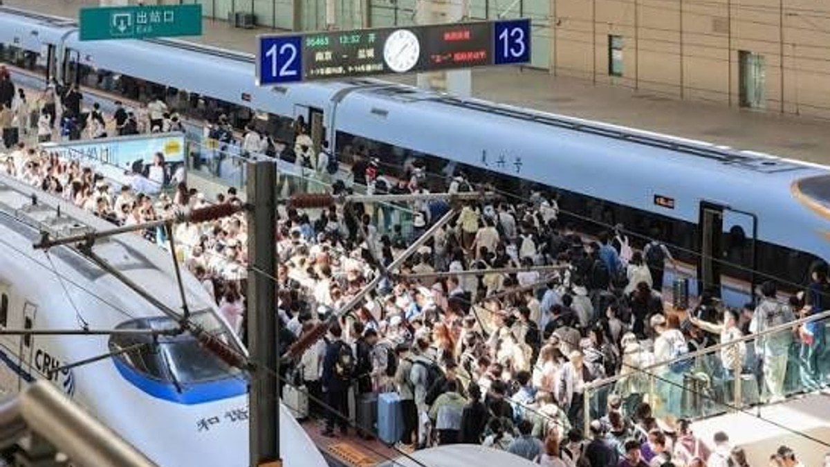 China's Railways Surge to 2.3 Billion Passenger Trips in First Half of 2026