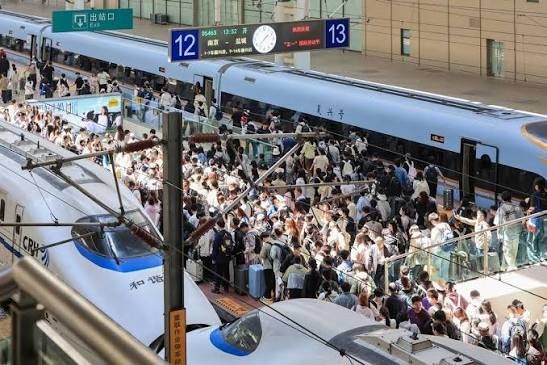 China's Railways Surge to 2.3 Billion Passenger Trips in First Half of 2026