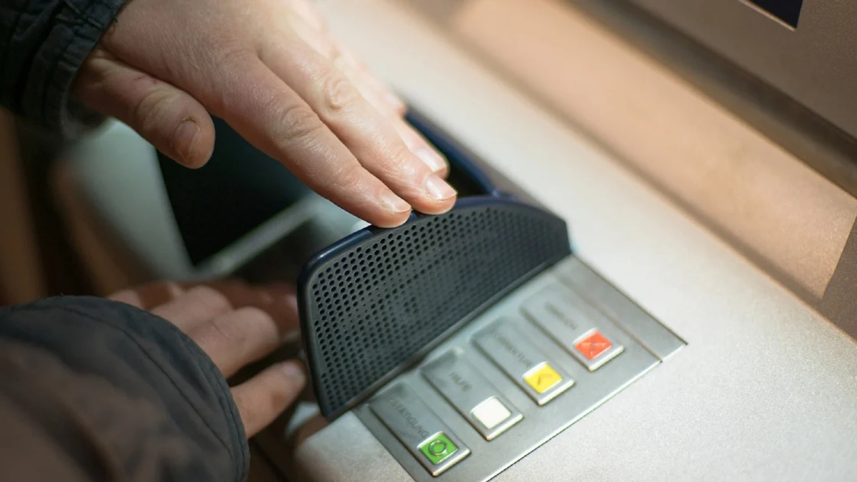 Three Malaysian Men Held in Singapore After Quick-Strike Cash Collection Scheme