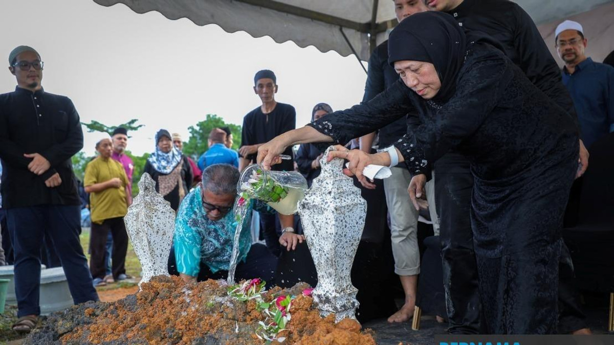 Senior Minister Nancy Shukri's Husband Laid To Rest In Kuching