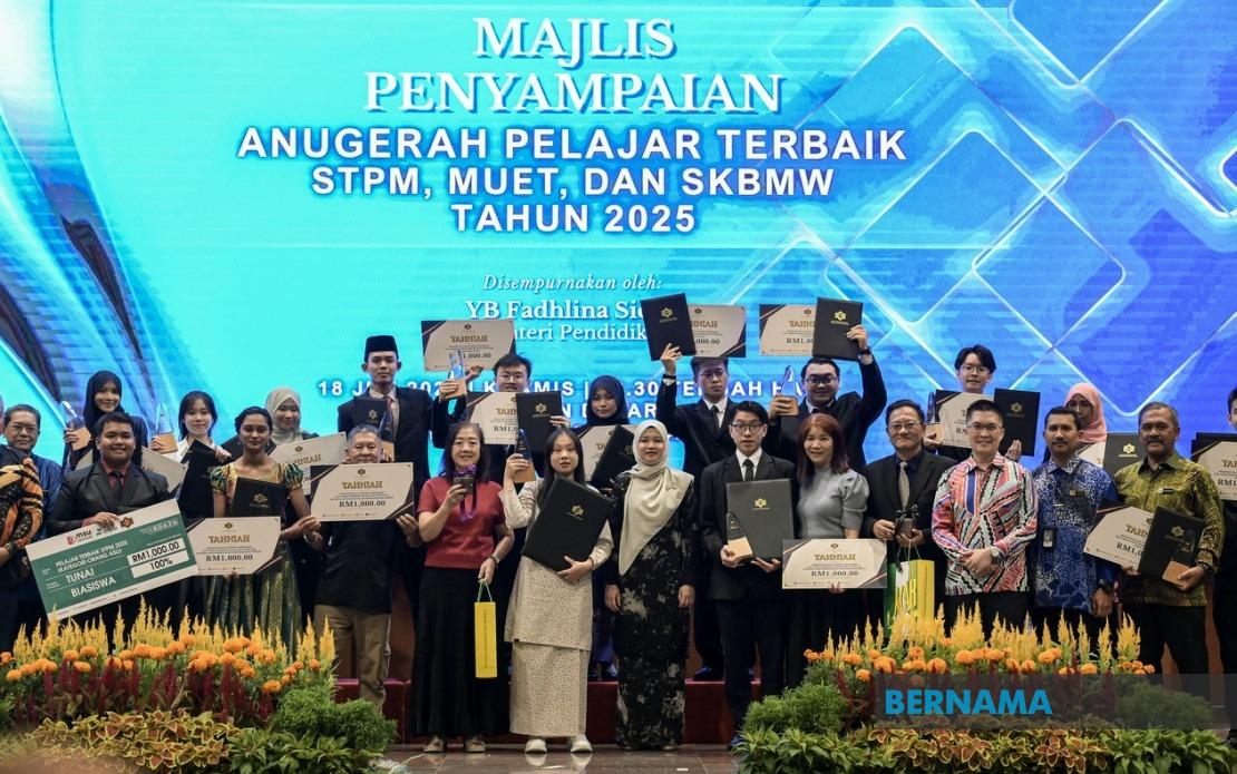 Eighteen Top STPM Students To Receive Public University Scholarships