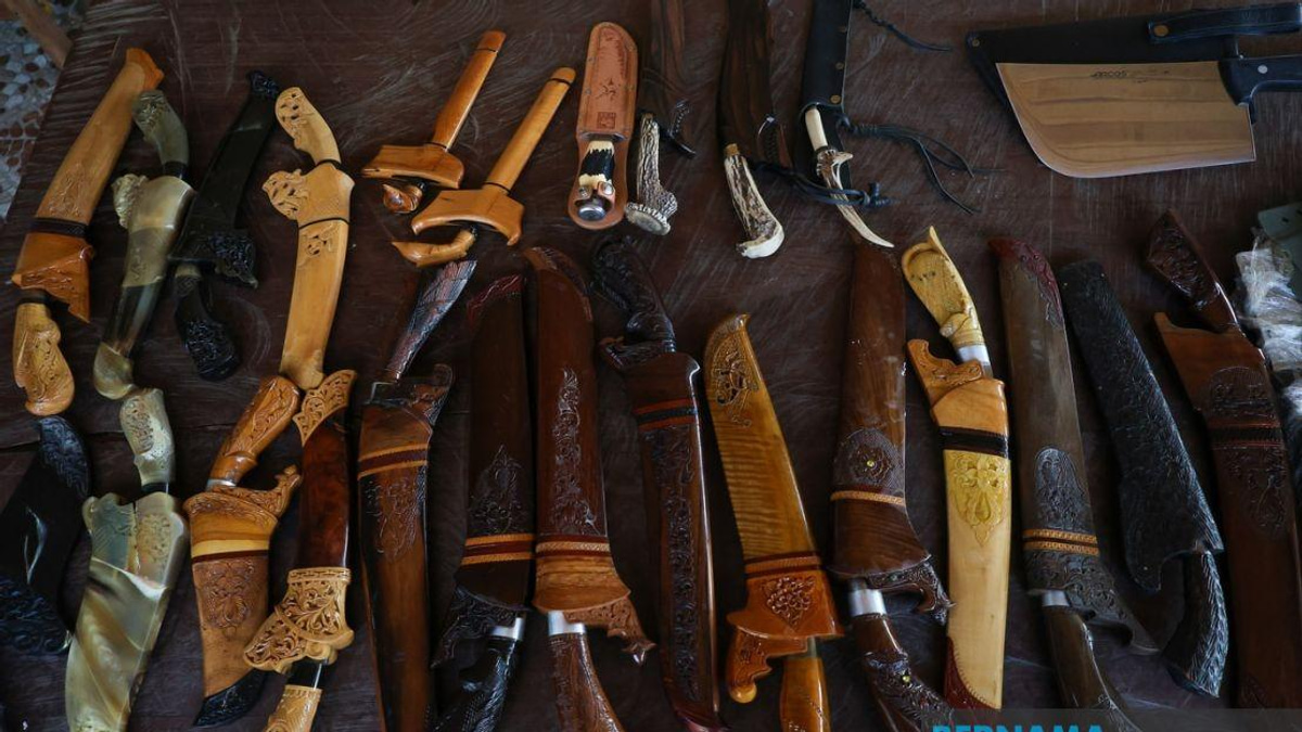 Kelantan Master Preserves Fading Blacksmith Heritage Through Rare Blade Collection