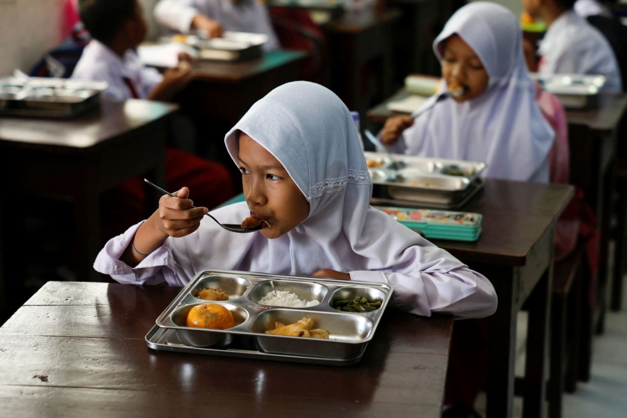 Indonesian Teachers Warn Bill Could Resurrect Disputed School Meal Funding