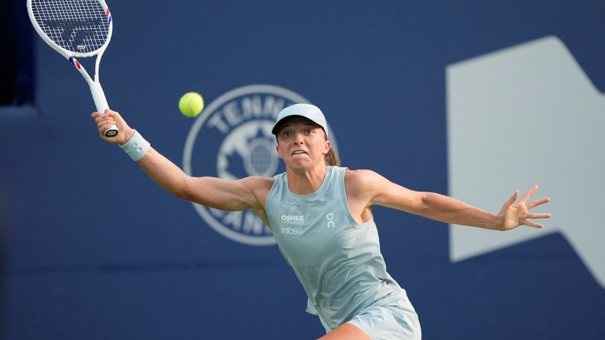 Swiatek Ends Title Drought With Commanding Victory Over Rybakina in Toronto