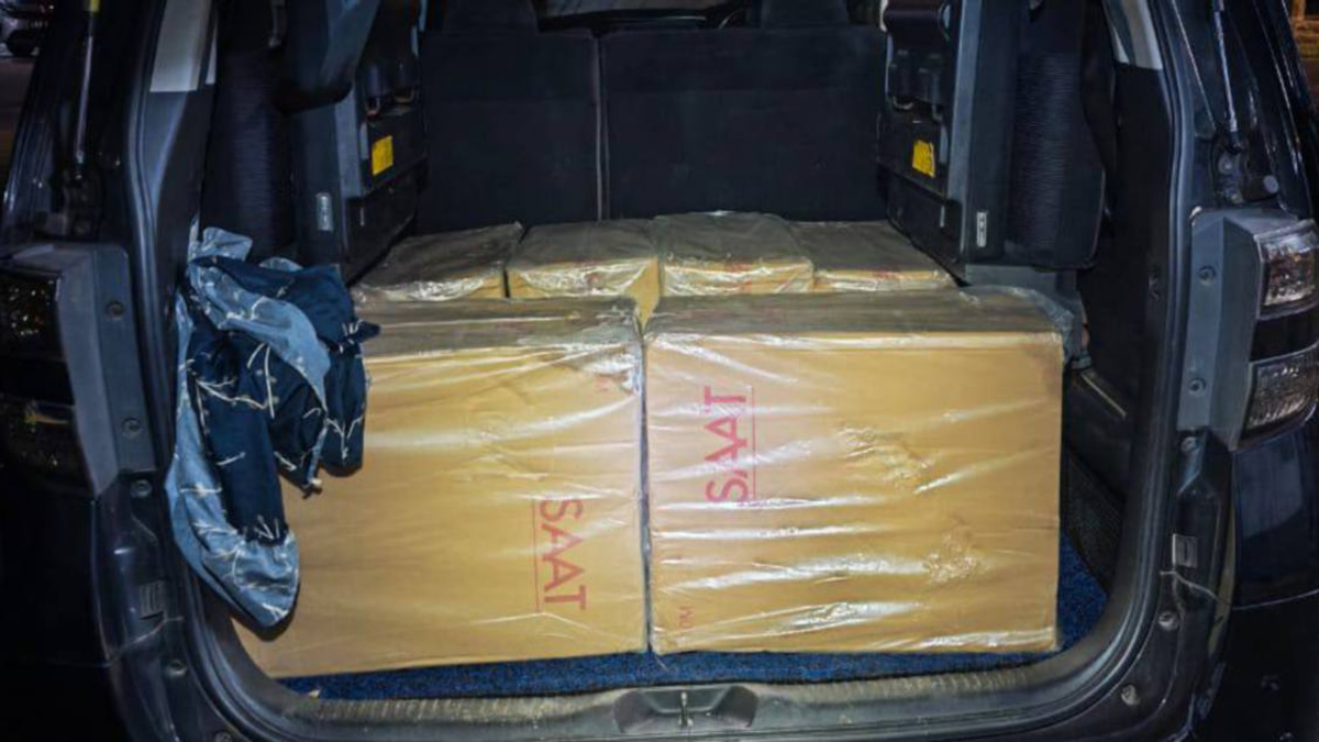 Police intercept Toyota Vellfire carrying 60,000 untaxed cigarettes worth RM112,200 in Kota Baru operation