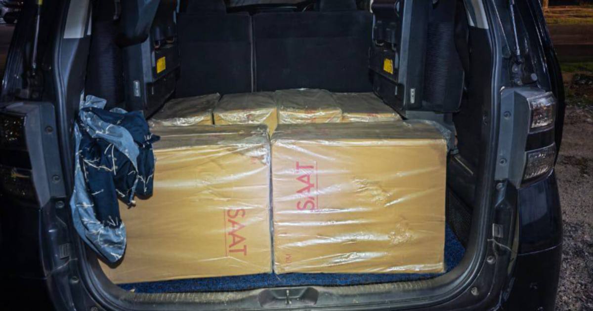 Police intercept Toyota Vellfire carrying 60,000 untaxed cigarettes worth RM112,200 in Kota Baru operation