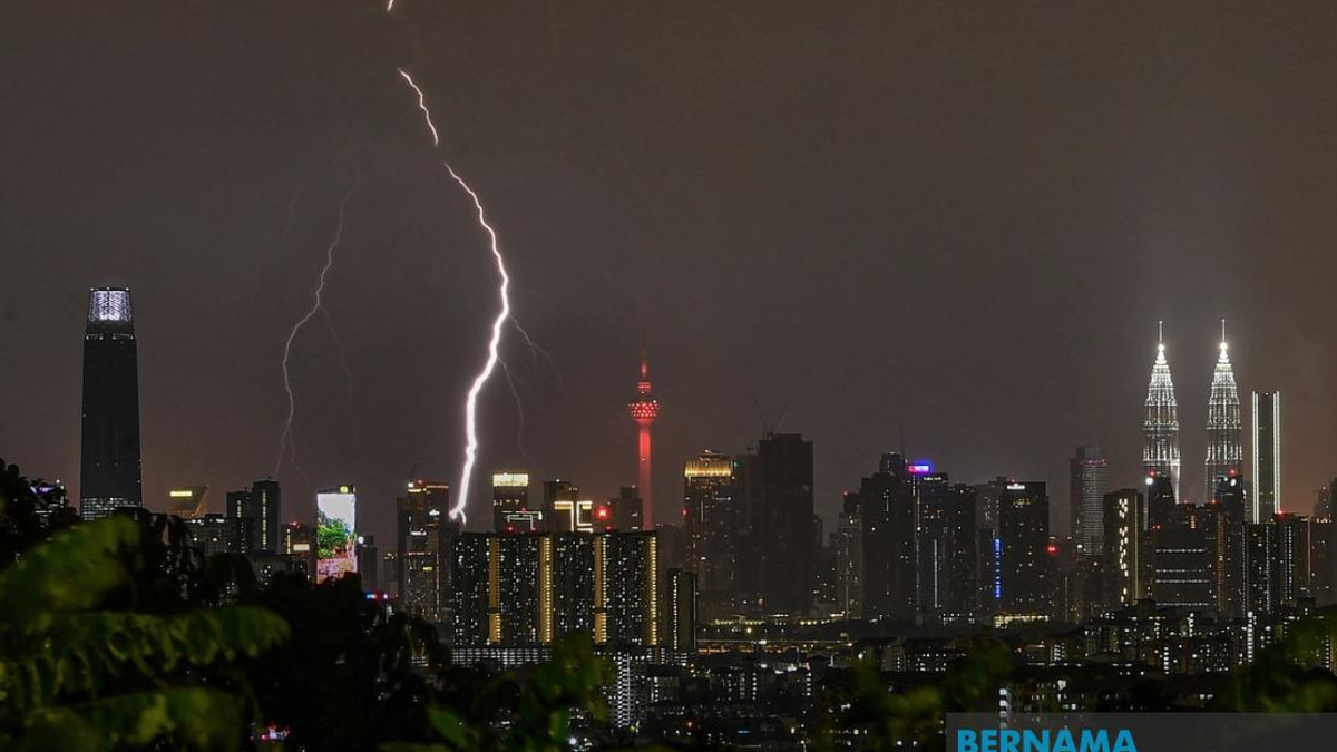 Thunderstorm and Heavy Rain Warnings Extended Across Malaysia Until Evening