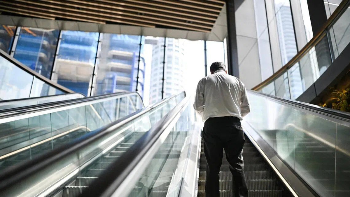 South Korea's Escalator Divide: A Nation Split on Standing vs Walking