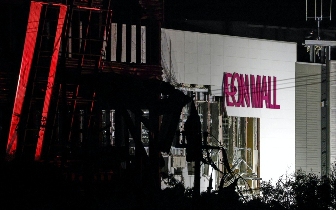 20 to 30 Employees Missing After Explosion at Kumamoto Mall Following Major Earthquake