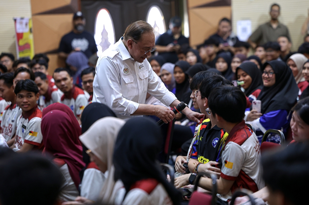 Anwar Defends Matriculation Intake Balance Between Merit and Social Support
