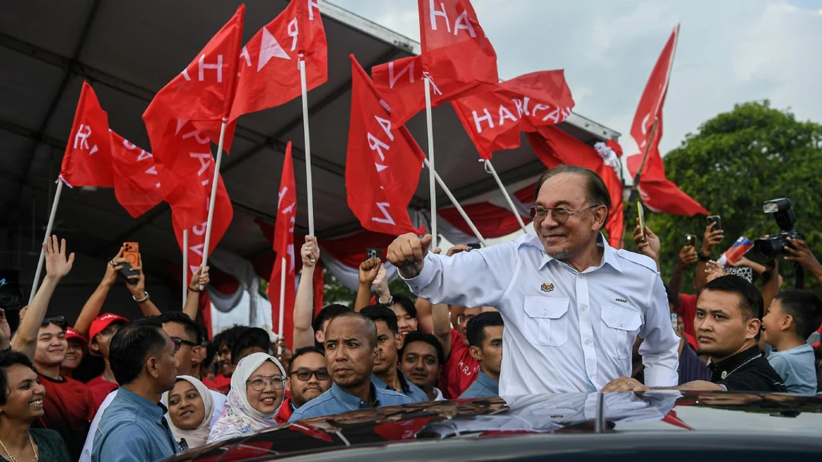 Anwar Urges Political Rivals to Respect Voters' Mandate, Stop Targeting DAP