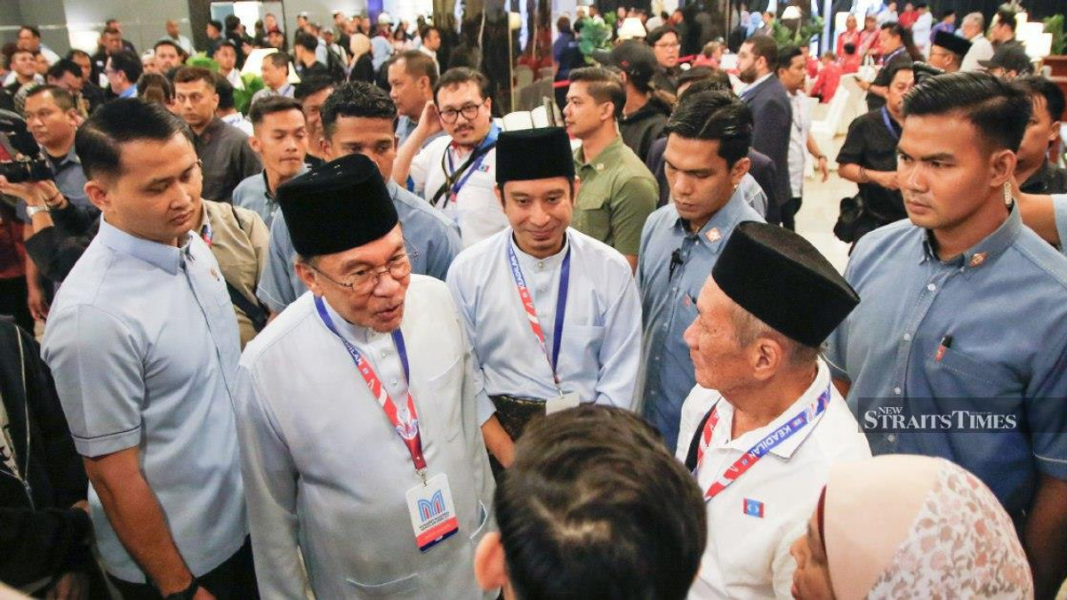 Anwar Rejects Claims of Rift With Zahid, Insists Coalition Ties Remain Solid