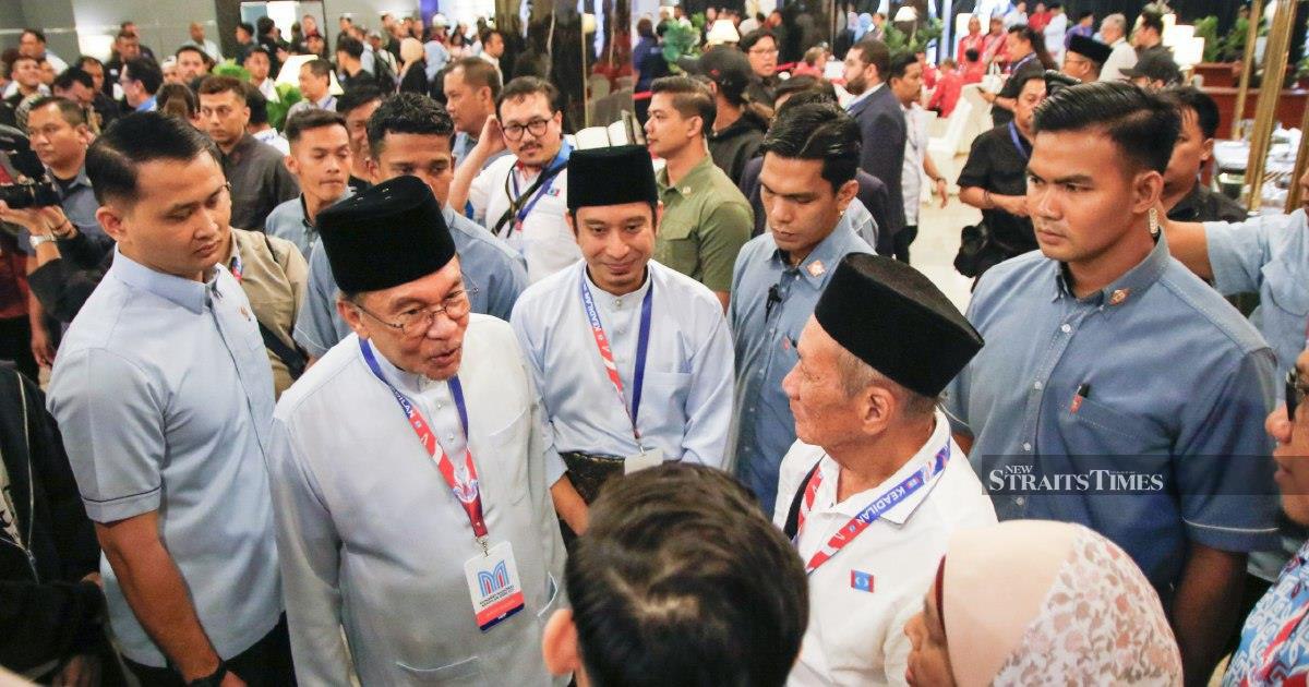 Anwar Rejects Claims of Rift With Zahid, Insists Coalition Ties Remain Solid