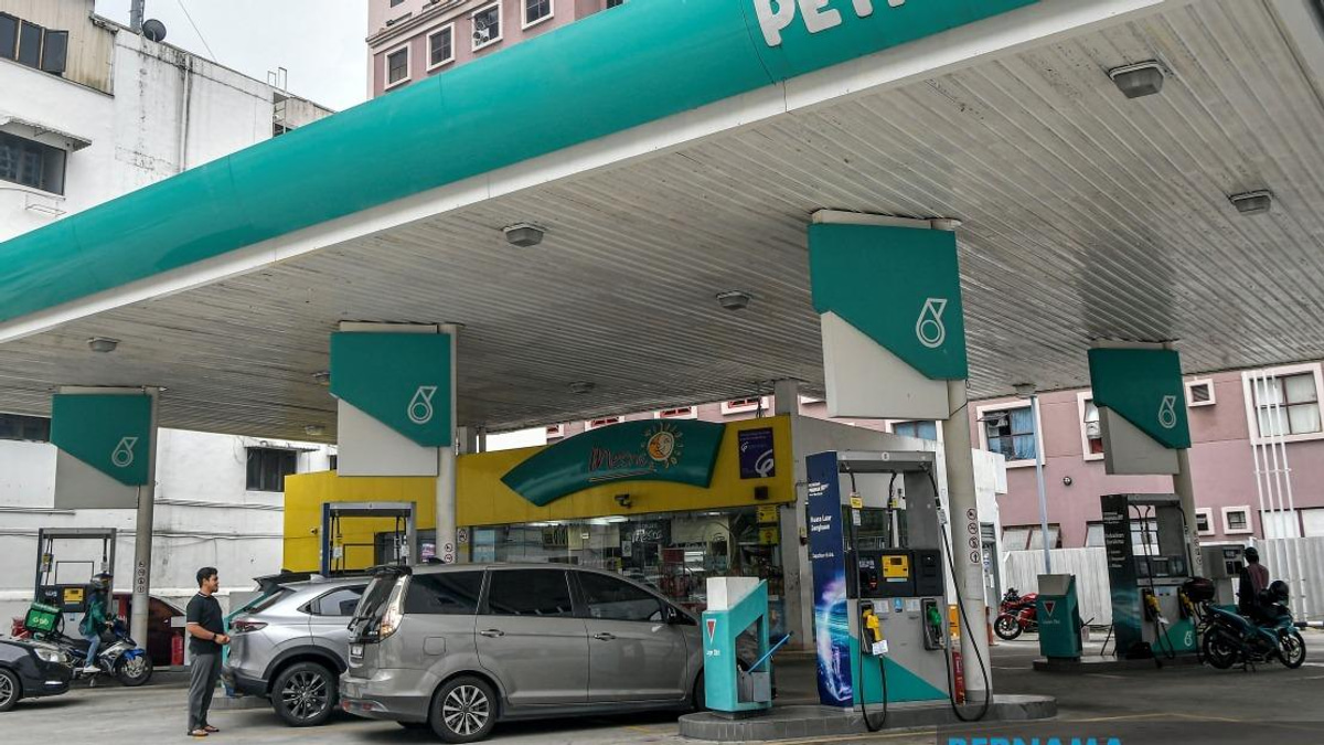 Malaysia Lifts Fuel Prices as Global Oil Tensions Intensify