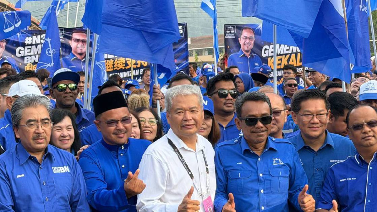 Umno heavyweights back Barisan Nasional slate at Tampin nomination filing