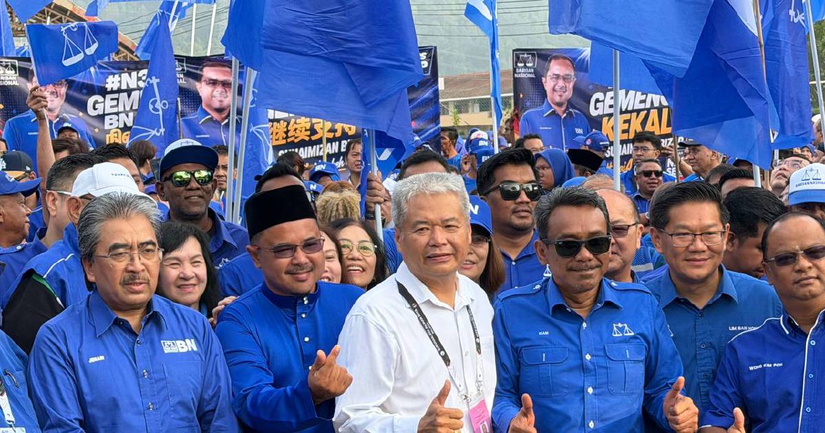 Umno heavyweights back Barisan Nasional slate at Tampin nomination filing